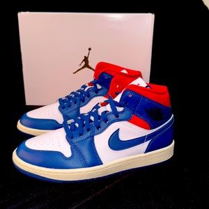 Air Jordan 1 Mid. Size 8.5W/7M/6UK. French Blue-Gym Red.